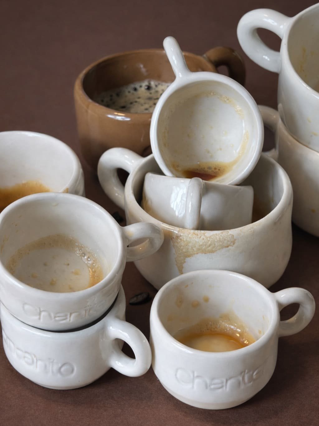 Diseño y producción de tazas cerámicas para cafetería Chanito Coffee Colección cerámica de Chanito Coffee diseñaday producida por Studio Ruuh